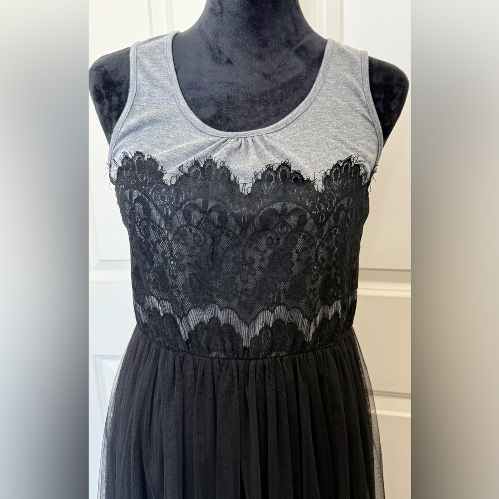 Elegant Black Lace Dress - Picture 3 of 3